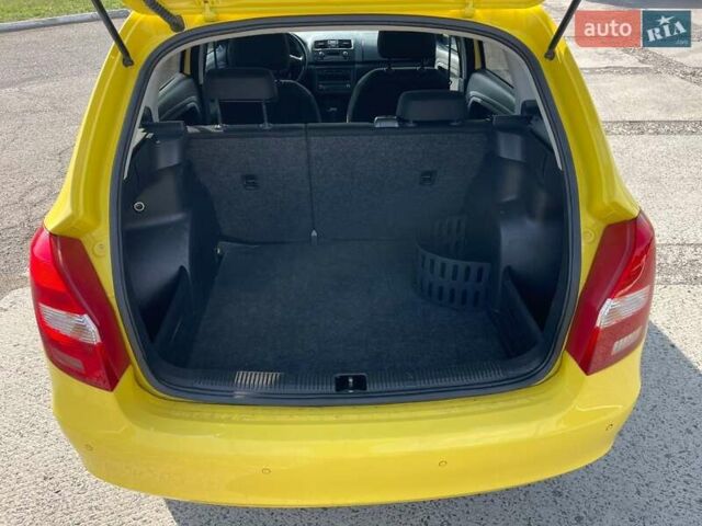 Желтый Шкода Фабия, объемом двигателя 1.2 л и пробегом 169 тыс. км за 7999 $, фото 6 на Automoto.ua