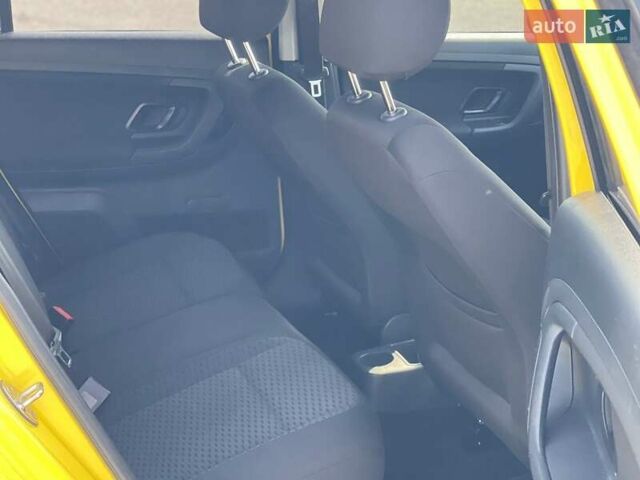Желтый Шкода Фабия, объемом двигателя 1.2 л и пробегом 169 тыс. км за 7999 $, фото 23 на Automoto.ua