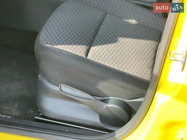 Желтый Шкода Фабия, объемом двигателя 1.2 л и пробегом 169 тыс. км за 8350 $, фото 18 на Automoto.ua