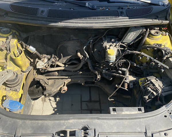 Желтый Шкода Фабия, объемом двигателя 1.2 л и пробегом 350 тыс. км за 4600 $, фото 2 на Automoto.ua