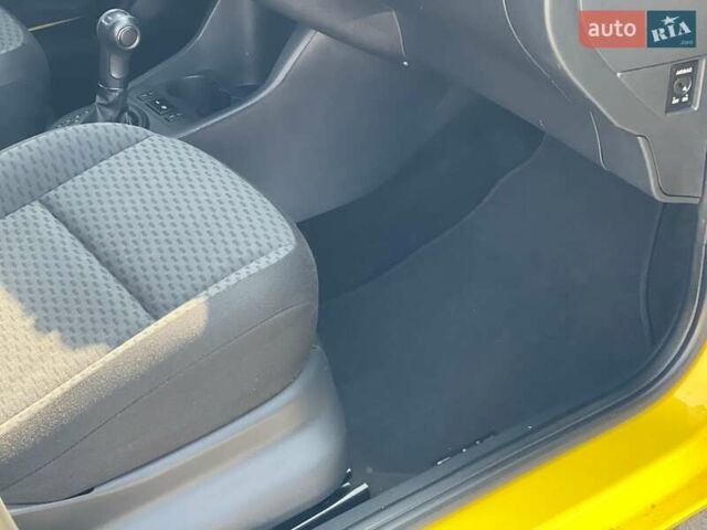 Желтый Шкода Фабия, объемом двигателя 1.2 л и пробегом 169 тыс. км за 7999 $, фото 37 на Automoto.ua