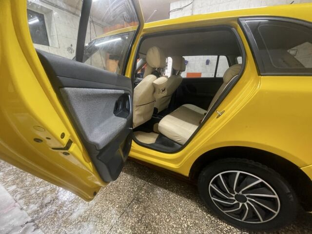 Желтый Шкода Фабия, объемом двигателя 1.2 л и пробегом 277 тыс. км за 4050 $, фото 8 на Automoto.ua