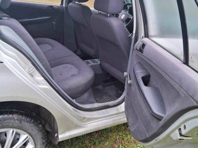 Сірий Шкода Фабія, об'ємом двигуна 1.4 л та пробігом 303 тис. км за 2600 $, фото 8 на Automoto.ua