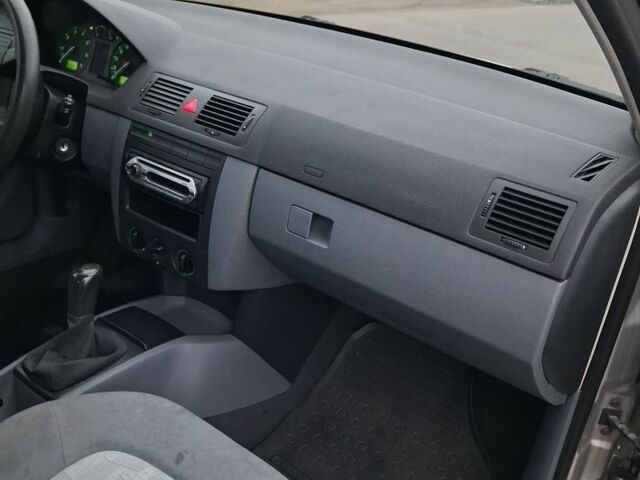 Серый Шкода Фабия, объемом двигателя 1.4 л и пробегом 150 тыс. км за 3800 $, фото 7 на Automoto.ua