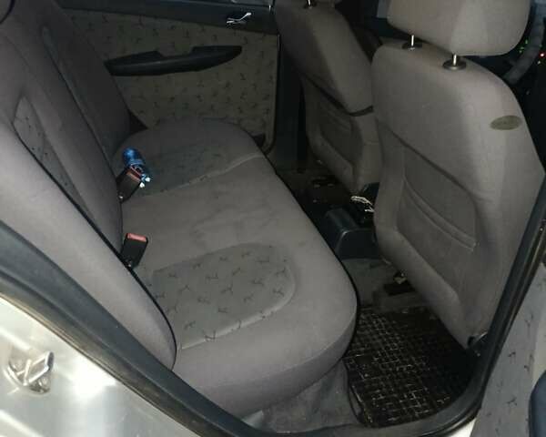 Серый Шкода Фабия, объемом двигателя 1.39 л и пробегом 290 тыс. км за 4000 $, фото 8 на Automoto.ua