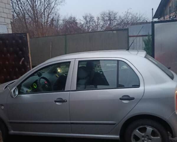 Серый Шкода Фабия, объемом двигателя 1.39 л и пробегом 290 тыс. км за 4000 $, фото 7 на Automoto.ua