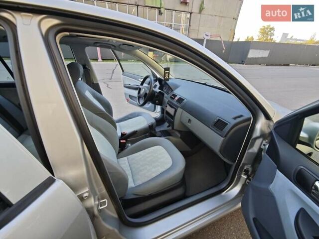 Сірий Шкода Фабія, об'ємом двигуна 1.39 л та пробігом 166 тис. км за 4500 $, фото 48 на Automoto.ua