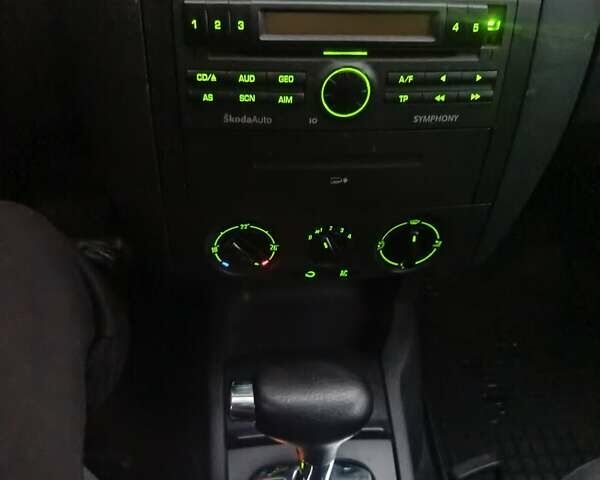 Серый Шкода Фабия, объемом двигателя 1.39 л и пробегом 290 тыс. км за 4000 $, фото 4 на Automoto.ua