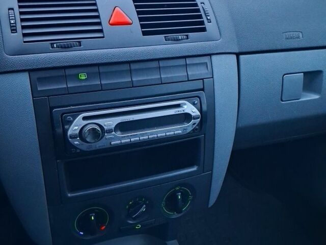 Серый Шкода Фабия, объемом двигателя 1.4 л и пробегом 150 тыс. км за 3800 $, фото 9 на Automoto.ua