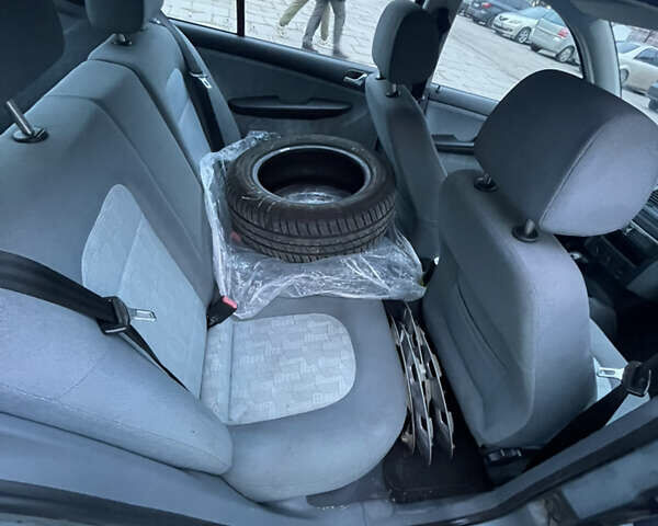 Серый Шкода Фабия, объемом двигателя 1.4 л и пробегом 179 тыс. км за 3500 $, фото 9 на Automoto.ua