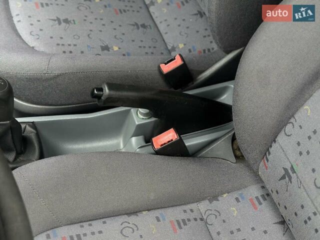 Серый Шкода Фабия, объемом двигателя 1.4 л и пробегом 182 тыс. км за 3900 $, фото 43 на Automoto.ua