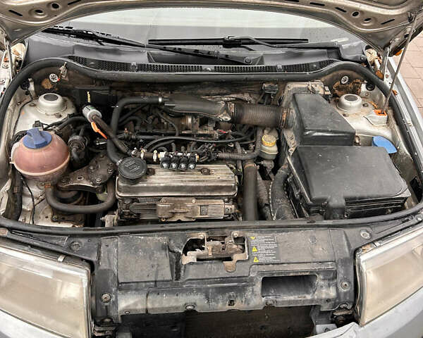 Серый Шкода Фабия, объемом двигателя 1.4 л и пробегом 285 тыс. км за 2999 $, фото 2 на Automoto.ua