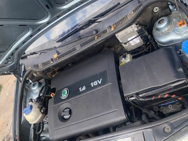 Серый Шкода Фабия, объемом двигателя 1.4 л и пробегом 270 тыс. км за 2700 $, фото 2 на Automoto.ua