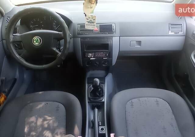 Сірий Шкода Фабія, об'ємом двигуна 1.4 л та пробігом 300 тис. км за 2600 $, фото 9 на Automoto.ua