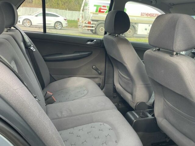 Серый Шкода Фабия, объемом двигателя 1.4 л и пробегом 245 тыс. км за 3000 $, фото 7 на Automoto.ua