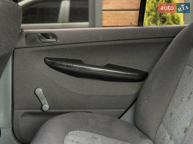 Серый Шкода Фабия, объемом двигателя 1.4 л и пробегом 182 тыс. км за 3900 $, фото 49 на Automoto.ua