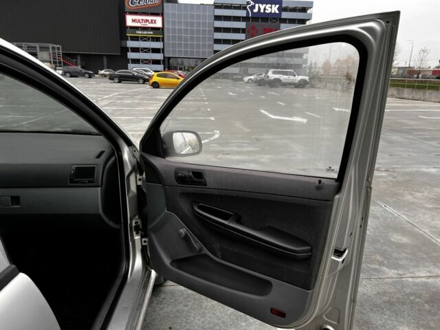 Серый Шкода Фабия, объемом двигателя 1.4 л и пробегом 307 тыс. км за 3000 $, фото 6 на Automoto.ua