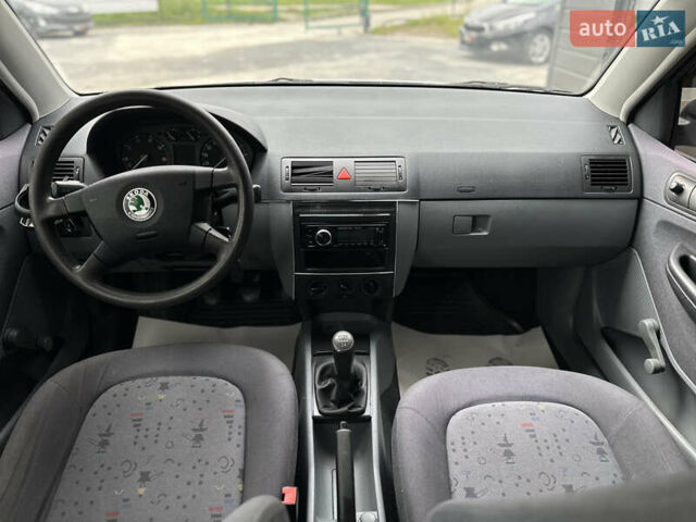 Серый Шкода Фабия, объемом двигателя 1.4 л и пробегом 182 тыс. км за 3900 $, фото 35 на Automoto.ua