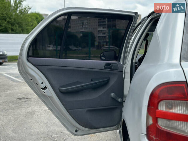 Серый Шкода Фабия, объемом двигателя 1.4 л и пробегом 182 тыс. км за 3900 $, фото 47 на Automoto.ua