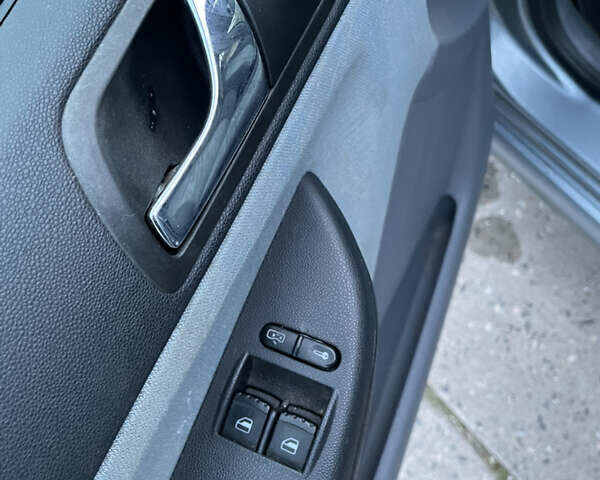 Серый Шкода Фабия, объемом двигателя 1.4 л и пробегом 179 тыс. км за 3500 $, фото 10 на Automoto.ua