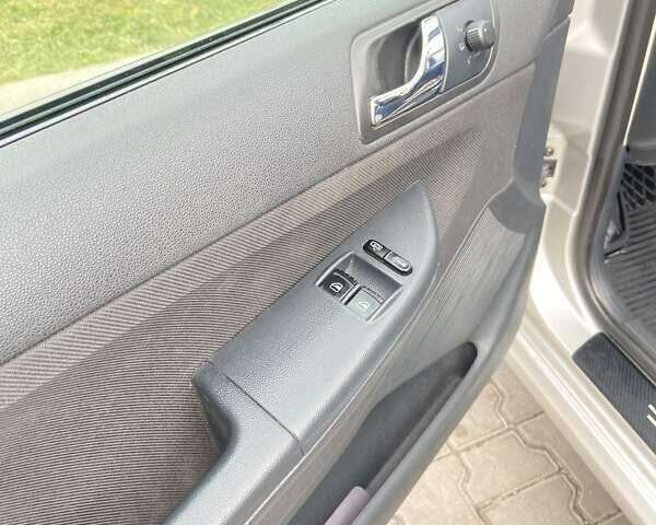 Серый Шкода Фабия, объемом двигателя 1.39 л и пробегом 227 тыс. км за 4500 $, фото 8 на Automoto.ua