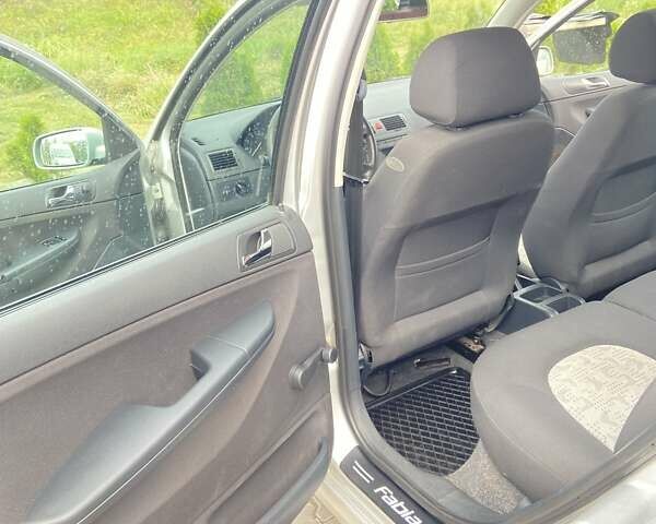 Серый Шкода Фабия, объемом двигателя 1.39 л и пробегом 227 тыс. км за 4500 $, фото 9 на Automoto.ua