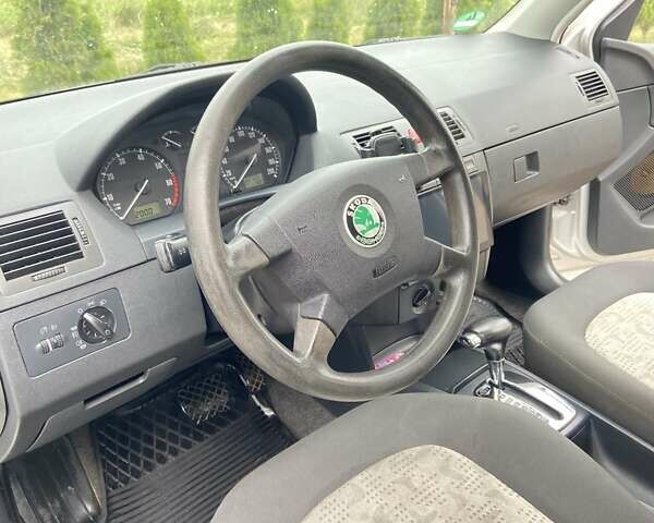 Серый Шкода Фабия, объемом двигателя 1.39 л и пробегом 227 тыс. км за 4500 $, фото 15 на Automoto.ua