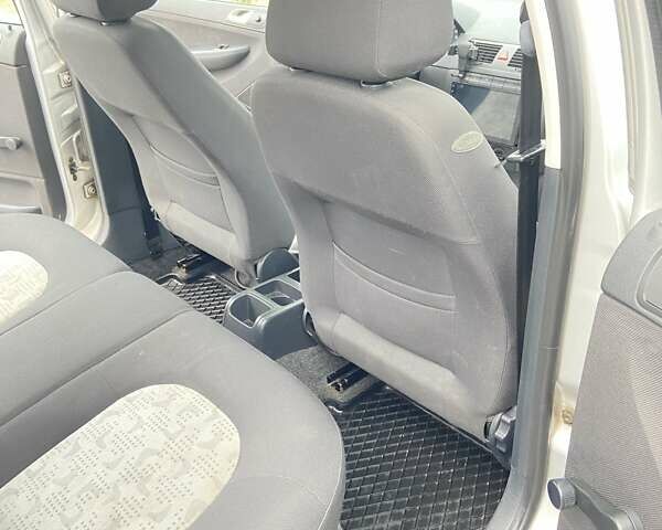 Серый Шкода Фабия, объемом двигателя 1.39 л и пробегом 227 тыс. км за 4500 $, фото 13 на Automoto.ua