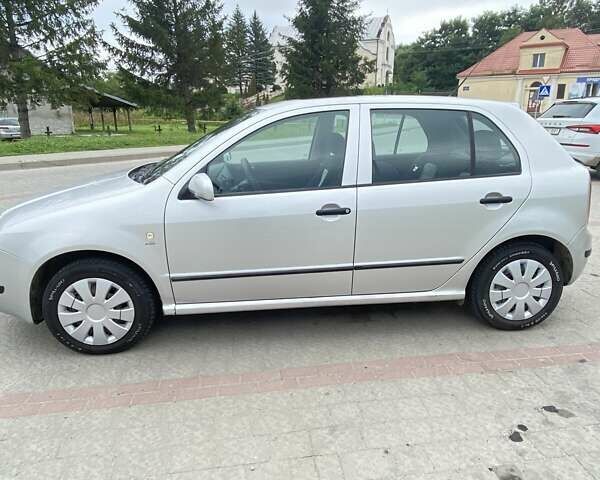 Серый Шкода Фабия, объемом двигателя 1.39 л и пробегом 227 тыс. км за 4500 $, фото 5 на Automoto.ua