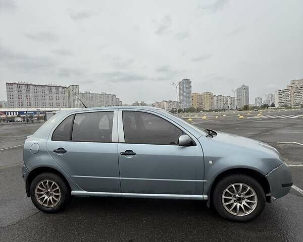 Серый Шкода Фабия, объемом двигателя 1.2 л и пробегом 200 тыс. км за 2500 $, фото 2 на Automoto.ua