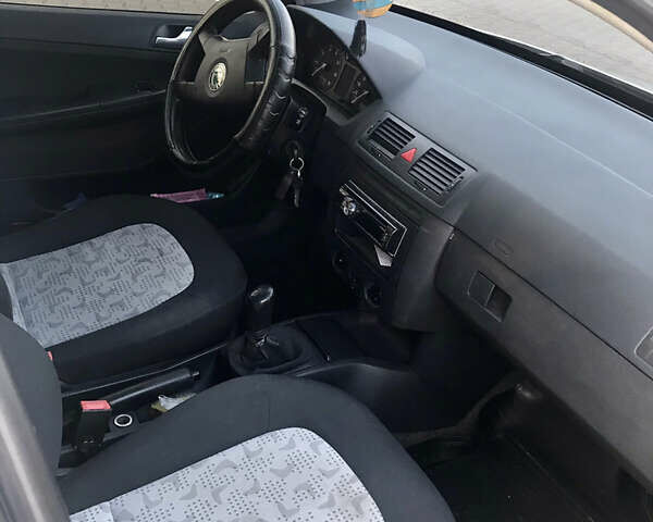 Серый Шкода Фабия, объемом двигателя 1.2 л и пробегом 380 тыс. км за 3200 $, фото 2 на Automoto.ua