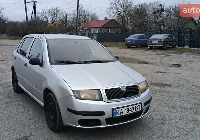 Серый Шкода Фабия, объемом двигателя 1.4 л и пробегом 371 тыс. км за 3200 $, фото 1 на Automoto.ua