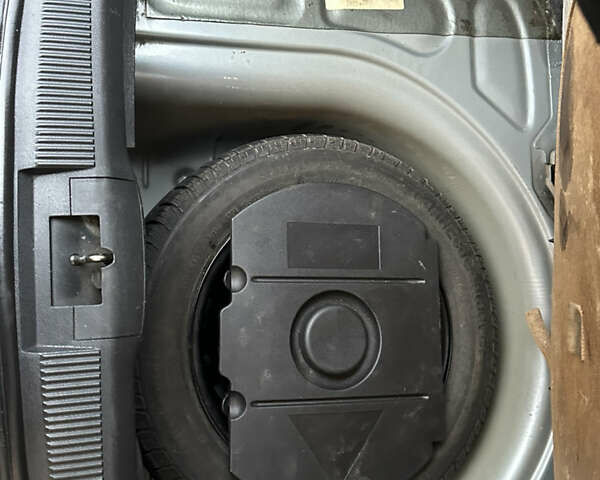 Серый Шкода Фабия, объемом двигателя 1.39 л и пробегом 236 тыс. км за 4000 $, фото 15 на Automoto.ua