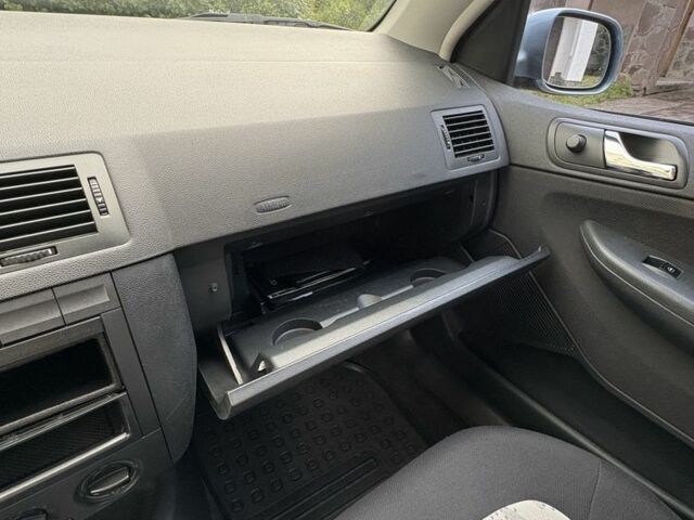 Серый Шкода Фабия, объемом двигателя 1.2 л и пробегом 137 тыс. км за 4500 $, фото 5 на Automoto.ua