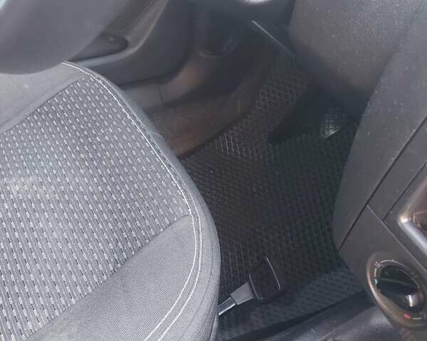 Серый Шкода Фабия, объемом двигателя 1.2 л и пробегом 280 тыс. км за 3600 $, фото 14 на Automoto.ua