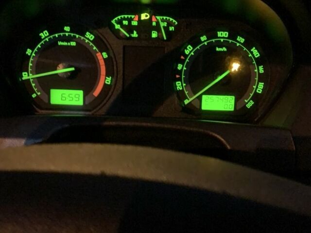 Серый Шкода Фабия, объемом двигателя 1.2 л и пробегом 257 тыс. км за 2950 $, фото 7 на Automoto.ua