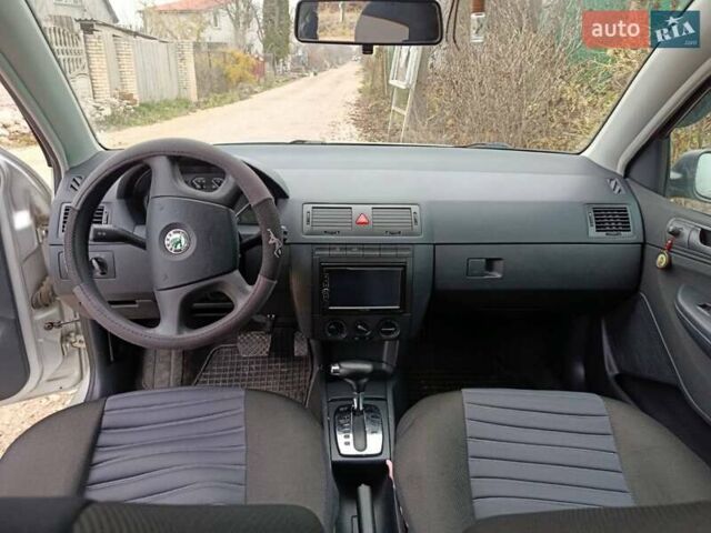 Серый Шкода Фабия, объемом двигателя 1.39 л и пробегом 184 тыс. км за 5000 $, фото 9 на Automoto.ua