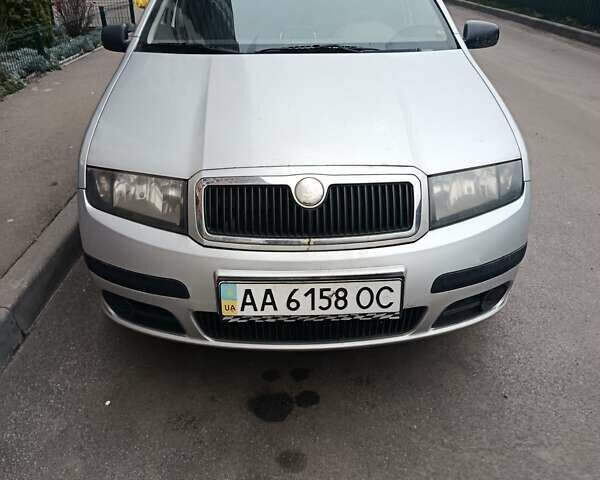 Серый Шкода Фабия, объемом двигателя 1.2 л и пробегом 200 тыс. км за 3500 $, фото 2 на Automoto.ua