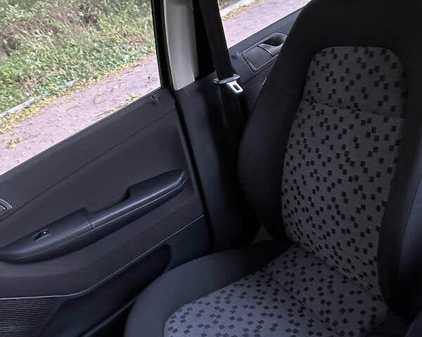 Сірий Шкода Фабія, об'ємом двигуна 1.39 л та пробігом 197 тис. км за 3950 $, фото 92 на Automoto.ua