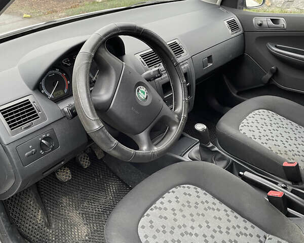 Серый Шкода Фабия, объемом двигателя 1.2 л и пробегом 89 тыс. км за 4700 $, фото 7 на Automoto.ua