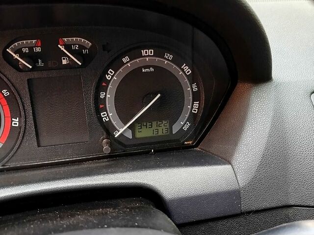 Серый Шкода Фабия, объемом двигателя 1.4 л и пробегом 343 тыс. км за 4000 $, фото 5 на Automoto.ua