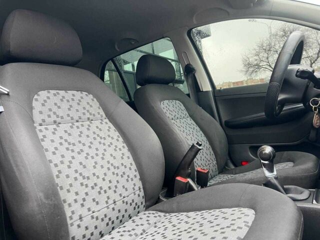 Серый Шкода Фабия, объемом двигателя 1.2 л и пробегом 208 тыс. км за 4000 $, фото 14 на Automoto.ua