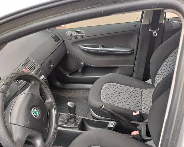 Серый Шкода Фабия, объемом двигателя 1.2 л и пробегом 230 тыс. км за 3100 $, фото 4 на Automoto.ua