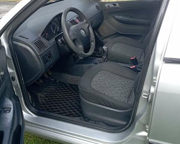 Серый Шкода Фабия, объемом двигателя 1.2 л и пробегом 125 тыс. км за 3500 $, фото 9 на Automoto.ua