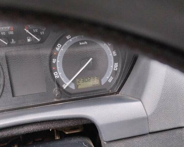 Серый Шкода Фабия, объемом двигателя 1.2 л и пробегом 230 тыс. км за 3100 $, фото 1 на Automoto.ua