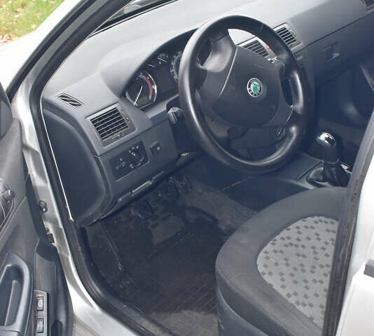 Серый Шкода Фабия, объемом двигателя 1.2 л и пробегом 240 тыс. км за 3500 $, фото 18 на Automoto.ua