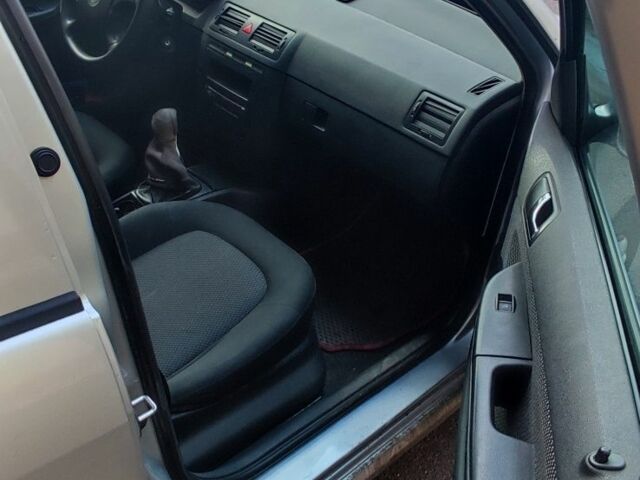 Серый Шкода Фабия, объемом двигателя 1.4 л и пробегом 288 тыс. км за 3600 $, фото 4 на Automoto.ua