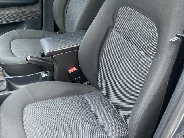 Серый Шкода Фабия, объемом двигателя 1.4 л и пробегом 293 тыс. км за 4200 $, фото 16 на Automoto.ua