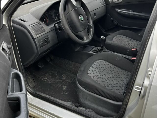 Серый Шкода Фабия, объемом двигателя 1.2 л и пробегом 309 тыс. км за 1900 $, фото 4 на Automoto.ua