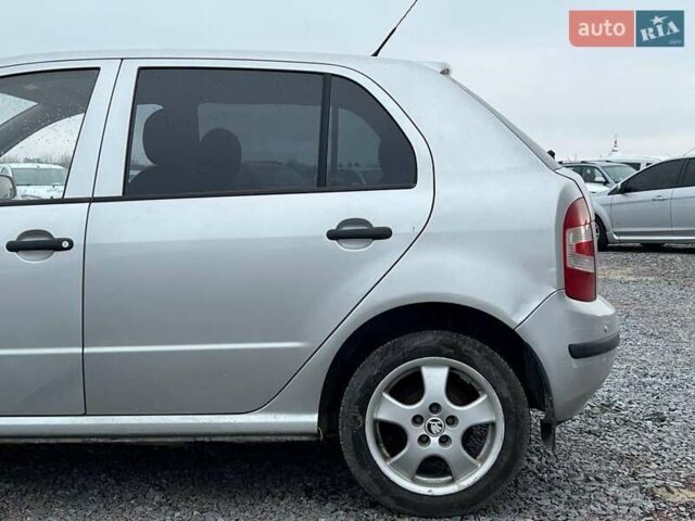 Серый Шкода Фабия, объемом двигателя 1.2 л и пробегом 243 тыс. км за 3390 $, фото 3 на Automoto.ua